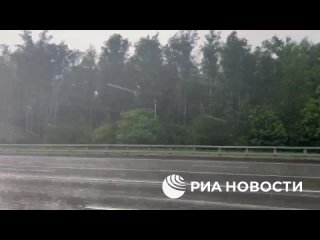 Непогода добралась до Москвы: обещанный синоптиками ливень со шквалистым ветром уже накрыл юго-запад столицы.   МЧС... (видео)