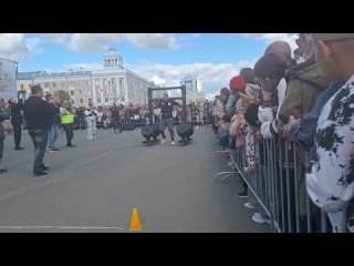 На Центральной площади прошел турнир "Самый сильный человек". (видео)