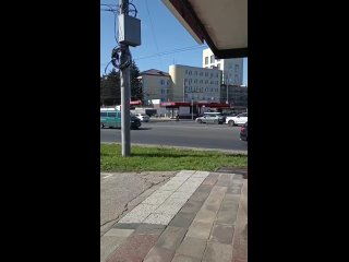 Кто в автошколе плохо запомнил указания регулировщика? Пора вспоминать! На ОКБМ сломались светофоры — на месте движение... (видео)