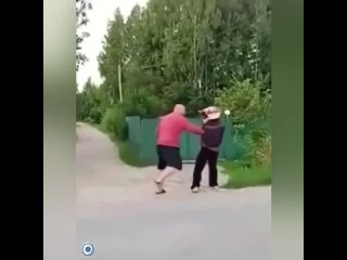 😡"За*бали вы все! Мне вставать, бл*ть, в 5 утра!"   В Подмосковье у местного жителя случилась сильная истерика из-за... (видео)