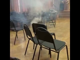 В Москве у школьника в руках загорелся телефон.   Перед этим он пытался согнуть устройство, чтобы оценить прочность... (видео)