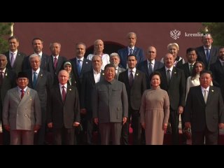 Владимир Путин прибыл на площадь Тяньаньмэнь в Пекине для участия в торжественном военном параде. Он приурочен к... (видео)