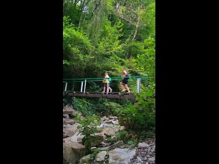 🛤️ Путь к водопаду — главное приключение!   5 утра, босые ноги на земле   🌲 Каждый шаг — связь с природой   ⚡ А... (видео)