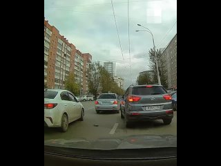 На Сулимова в Пионерском сегодня днем образовался авто-сэндвич😳    Легковушку зажало между двумя другими автомобилями.... (видео)