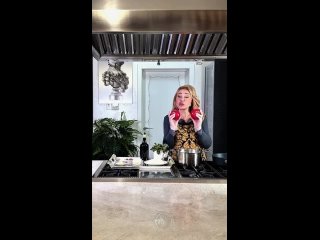Юлия Высоцкая все🙅♀ Теперь нас будет учить готовить Любовь Успенская  "Королева шансона" поделилась фирменным... (видео)