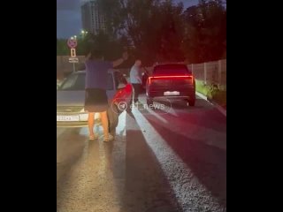 В Екатеринбурге на Трамвайном переулке водитель «Москвича» с хоккейной клюшкой разбил лобовое стекло легковушки.   ... (видео)