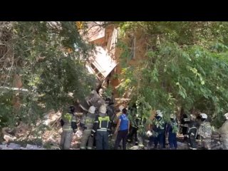 Трёх человек достали из-под завалов рухнувшего подъезда дома в Астрахани. Их экстренно госпитализировали в... (видео)
