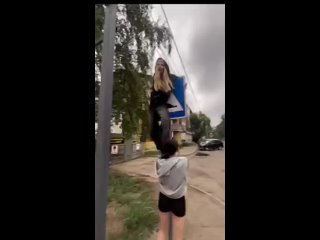 Школьница из Свердловской области сломала челюсть, повторяя опасный тренд  Подростки по всему миру лезут на столбы и... (видео)