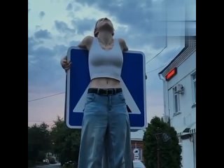 😡 В Краснодаре подростки массово повторяют западный тренд, вдохновлённый Канье Уэстом — они взбираются на дорожные... (видео)