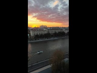 Потрясающий закат с крыши на Таганской  Видео: @kryshi.msk (видео)