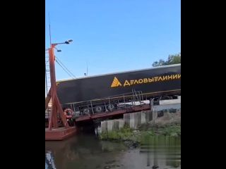 Десятки литров солярки из фуры вылились в Дон под Воронежем  Перегруженная фура пробила бак на мосту, и десятки литров... (видео)