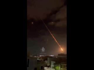 🇮🇷🚀🇮🇱 Иран атаковал в Израиле ряд стратегических объектов — СМИ    ▪Первой волной ракет атакованы:   ... (видео)