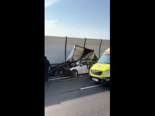 Киа сломала будку у Газели перед Вантовым мостом на внешней стороне кольцевой (видео)