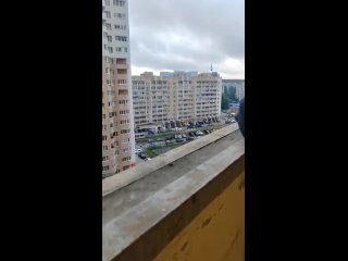 В Екатеринбурге местные жители два дня наблюдали, как неизвестный мужчина методично портит припаркованные автомобили.... (видео)