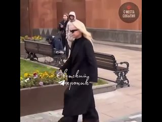 На прощании с Тиграном Кеосаяном фотограф, двигаясь задом, задел Ларису Долину.   Исполнительница едва не упала.... (видео)