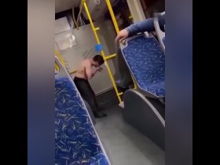 Подростки не позволили разгореться конфликту в автобусе  В автобусе один из пассажиров вёл себя агрессивно и вызывающе.... (видео)