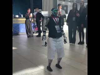 ну. А почему именно лезгинку? Русским танцам его не научили или их не существует? Россия, это про лезгинку? - Юрий Кузьмин