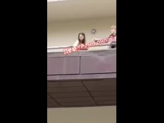 🔪 Женщина с ножом и ребёнком на балконе: прохожие спасли малыша, пока мама «сходила с ума»  Жители ЖК увидели... (видео)