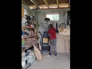 В Екатеринбурге спасли енота, который каким-то образом очутился на территории коллективного сада на окраине Эльмаша.  ... (видео)