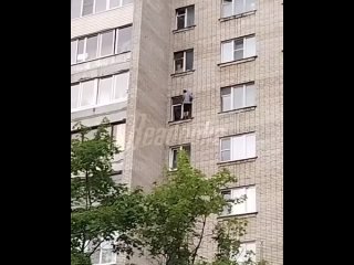 В Обнинске мужик устроил бунт родителям и более 15 часов стоит на карнизе 8 этажа    Весь Обнинск сейчас переживает за... (видео)