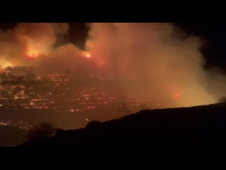 🔥Пожарные в ликвидируют пожар на площади 6 га в одном из поселков Феодосии  Горит сухая трава, сообщили в МЧС.  ... (видео)