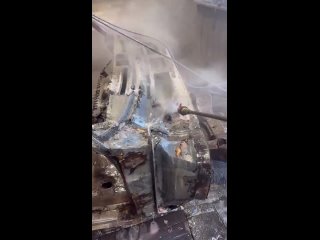 Уборка покрытия с машины с помощью мощного напора воды (видео)