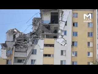 К выжившему на 8 этаже поднялись спасатели на автолестнице — сейчас они общаются с ним, чтобы мужчина оставался в... (видео)