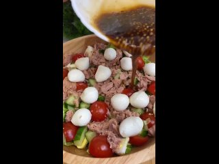 Салат с тунцом без майонеза 🥗  📝 Ингредиенты: • Яйцо — 3 шт • Салат — 100 г • Помидоры черри — 200 г • Моцарелла —... (видео)