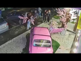 В Екатеринбурге парень решил не тратиться на цветы, сорвал ветки с древа и выдернул цветы из чужого букета в цветочном... (видео)