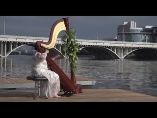 🎼 Концертмейстер Мария Позднякова исполнила концерт на живописном пирсе за Макаровским мостом.  Тут нежные переливы... (видео)