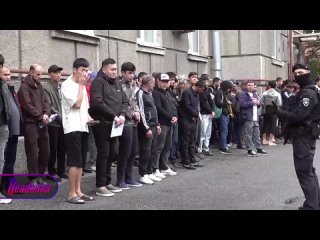 50 мигрантов депортируют после рейда в Мурино, организованного из-за нападения на ребенка    В Мурино полиция после... (видео)