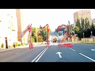 В Новой Москве подросток едва не погиб под колесами автомобиля — он выехал на самокате на красный свет   Инцидент... (видео)