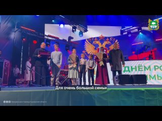 Почётному гражданину Курганской области Людмиле Климовой из Катайского округа на Дне города Кургана губернатор Вадим... (видео)