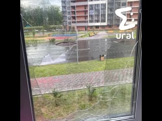 СМИ пишут, что в Екатеринбурге мужчина целые сутки терроризировал бывшую жену с ребёнком в Светлом микрорайоне   Как... (видео)