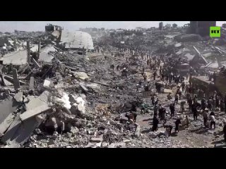 Тяжёлые кадры из сектора Газа: люди среди развалин запрыгивают на грузовики, чтобы получить еду