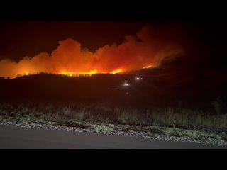 🔥Пожарные в ликвидируют пожар на площади 6 га в одном из поселков Феодосии  Горит сухая трава, сообщили в МЧС.  ... (видео)