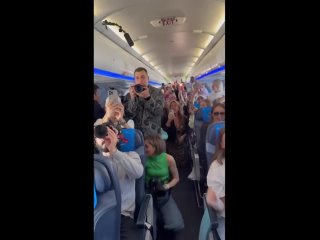Аэропорты и города: Леонид Агутин спел для пассажиров рейса Москва-Сочи  Певец неожиданно появился на борту самолета и... (видео)