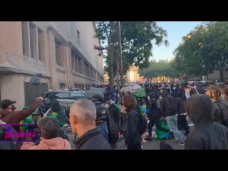 «Заблокируем все», под таким лозунгом во Франции вспыхнули массовые беспорядки — митингующие поджигают автобусы и... (видео)