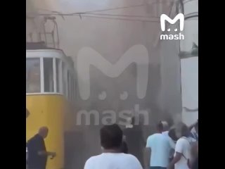 Минимум 20 человек пострадали и трое погибли после крушения знаменитого фуникулёра "Глория" в Лиссабоне. Это рельсовое... (видео)