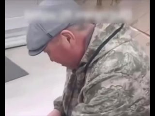 В пункте выдачи заказа в Тыве произошёл необычный случай: мужчина приобрёл машинку для стрижки баранов и сразу решил её... (видео)