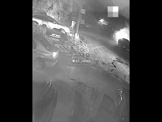 Вчера в Екатеринбурге подожгли автомобиль, который перегородил проезд «скорой».  На парковке рядом с пляжем Cuba-Cuba... (видео)