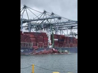 🚢 В порту Лонг-Бич в США в воду при разгрузке упали более 50 контейнеров    Инцидент произошел при разгрузке грузового... (видео)