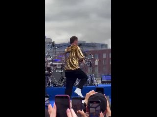 И снова наша любимая подтанцовка с сурдопереводом Тани Булановой 💃  Тут прошёл слух, что Дмитрий Берегуля больше не... (видео)