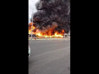 В Кургане загорелись пластиковые трубы в Заозерном микрорайоне. Об этом сообщает в Telegram-канале региональное... (видео)