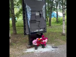 Мужчина разбил кувалдой мемориал воинам СВО в челябинской Аше.   Полиция выяснила, что вандал – 40-летний местный... (видео)