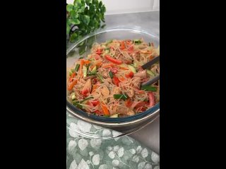 Фунчоза с курицей и овощами❤️  Ингредиенты: - фунчоза - 150 гр - филе бедра - 400 гр - чеснок - 2 зубчика  - соевый... (видео)