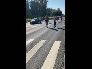 Бегать в парках и никому не мешать? Не, бред какой-то! Бежим по шоссе и Московскому и останавливаем полгорода! - Артём Ситников