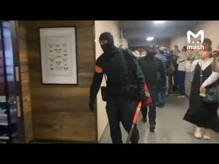 Главред "Базы" Глеб Трифонов находится на допросе по уголовному делу о превышении должностных полномочий сотрудниками... (видео)