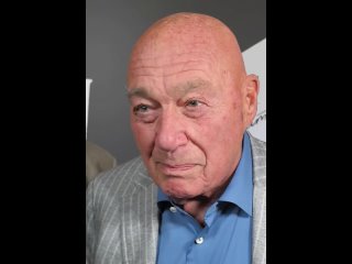 91-летний Владимир Познер вышел в свет с женой, продюсером Надеждой Соловьёвой  Супруги посетили премьеру мюзикла на... (видео)