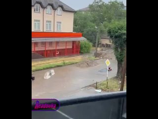 В Нальчике отчаявшийся мужик пытается вытащить свою машину из ямы голыми руками    Стихия воды добралась и до... (видео)
